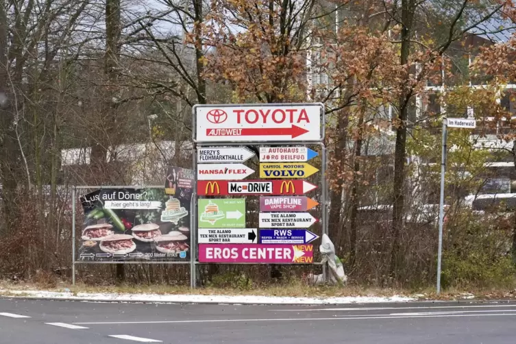 Werbetafeln wie diese in Einsiedlerhof am Eingang zum Gewerbegebiet Haderwald sollen einheitlich gestaltet werden. 