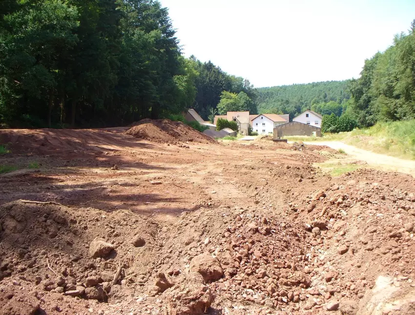 Bergeweise Erde und Bauschutt werden seit Jahren in der Gemeinde Otterberg abgekippt. Dieses Bild zeigt eine der am stärksten be