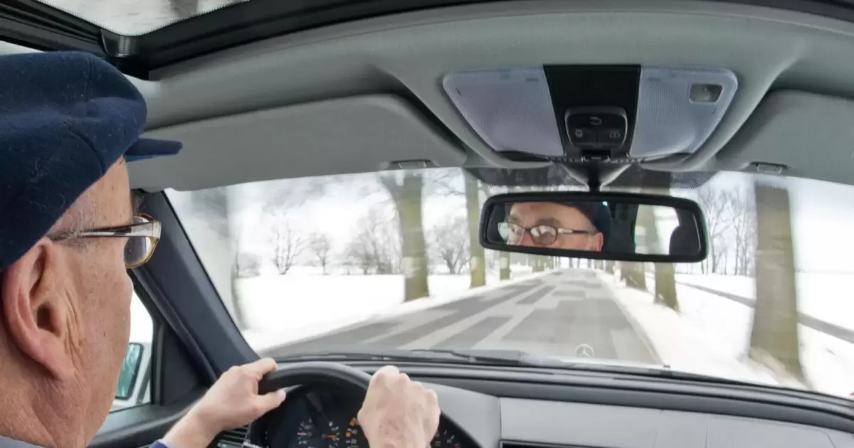 Freie Sicht: Eiskratzer und Handfeger gehören im Winter ins Auto