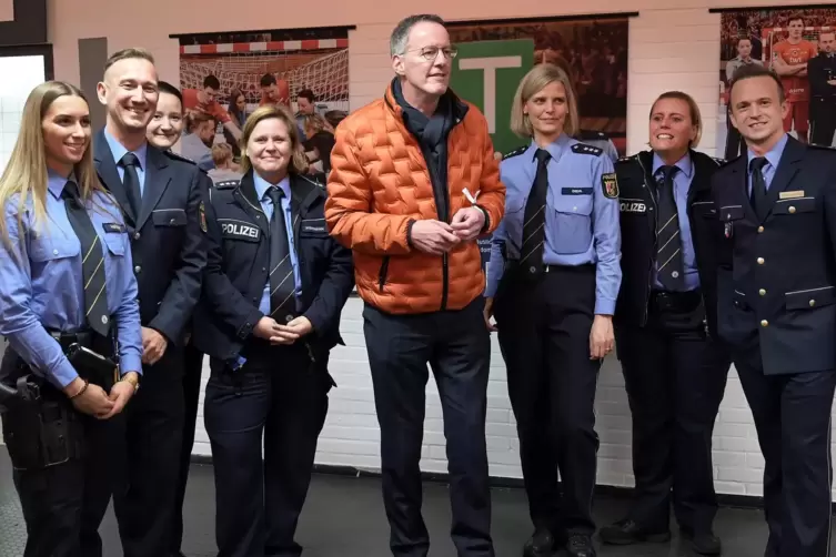 Umgeben von Polizeibeamten: Innenminister Michael Ebling (SPD) im Foyer der Eberthalle.