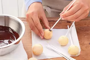 Cake-Pops wie diese werden von Schülern gerne verkauft. Steuern werden auf sie in den meisten Fällen nicht anfallen.