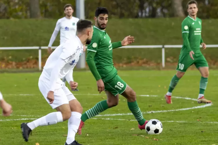 Hinter dem Einsatz von Grünstadts Erik Tuttobene (am Ball) steht noch ein Fragezeichen.