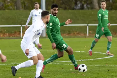 Hinter dem Einsatz von Grünstadts Erik Tuttobene (am Ball) steht noch ein Fragezeichen.