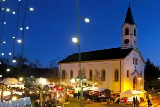 Weihnachtsmarkt in Berghausen: Auch diesmal bleibt die Kirche unbeleuchtet.