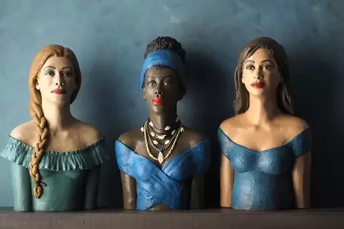 Von Gabriele Köbler: drei Frauenfiguren.