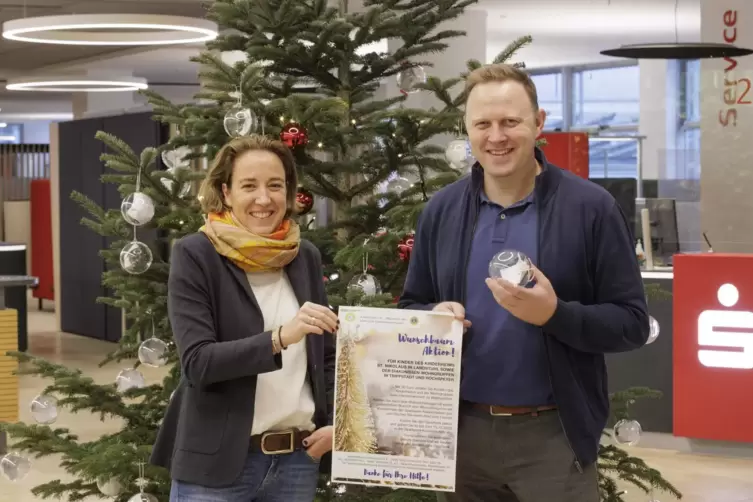  Vor dem Wunschbaum: Christine Buchheister-Wenk und Holger Schwambach.