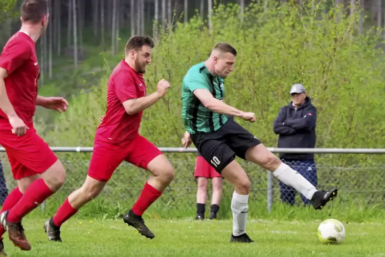 Auf seine Tore kann der SV Morlautern im Spiel gegen Trier nicht hoffen: Marc Knapp (rechts). Der Stürmer ist in Urlaub. Das Bil