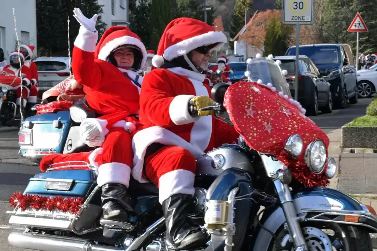 Die Maschinen der Riding Santas, im Bild vor zwei Jahren in Neustadt, werden für die Touren geschmückt. 