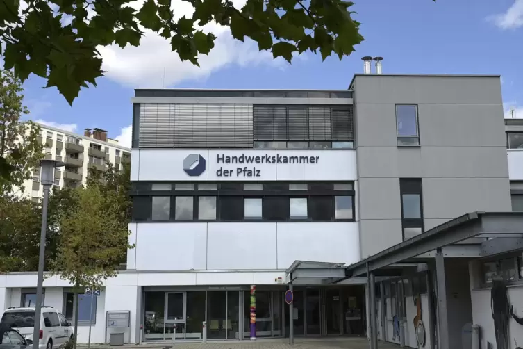 Das Berufsbildungs- und Technologiezentrum in der Karlsbader Straße in der Gartenstadt.