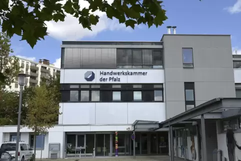 Das Berufsbildungs- und Technologiezentrum in der Karlsbader Straße in der Gartenstadt.