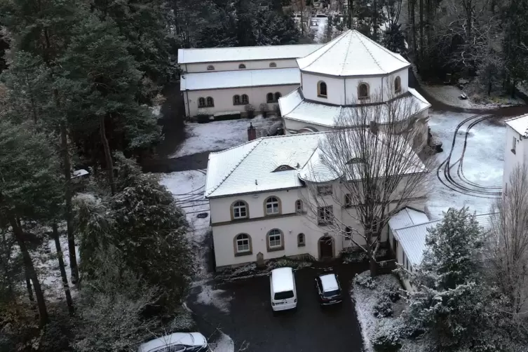 Das Friedhofsgebäude steht unter Denkmalschutz. 