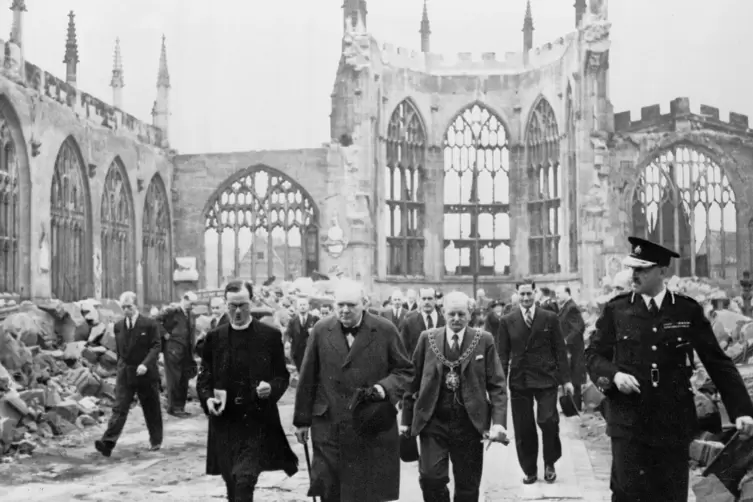 Coventry 1940: Winston ChurchilI in den Ruinen der zerbombten Kathedrale. 