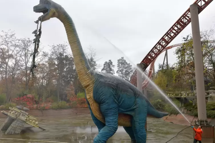 Grundreinigung: Saurier der Dino-Splash-Attraktion unter dem Wasserstrahl. 