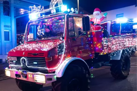 Der Unimog der Feuerwehr war zur Lichterfahrt üppig geschmückt worden.