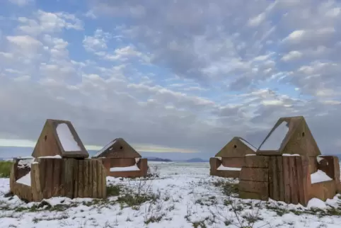 Winterimpression auf der Sickingerhöhe: Die Bankhäuser oberhalb von Queidersbach sind leicht mit Schnee überzuckert. An Heiligab