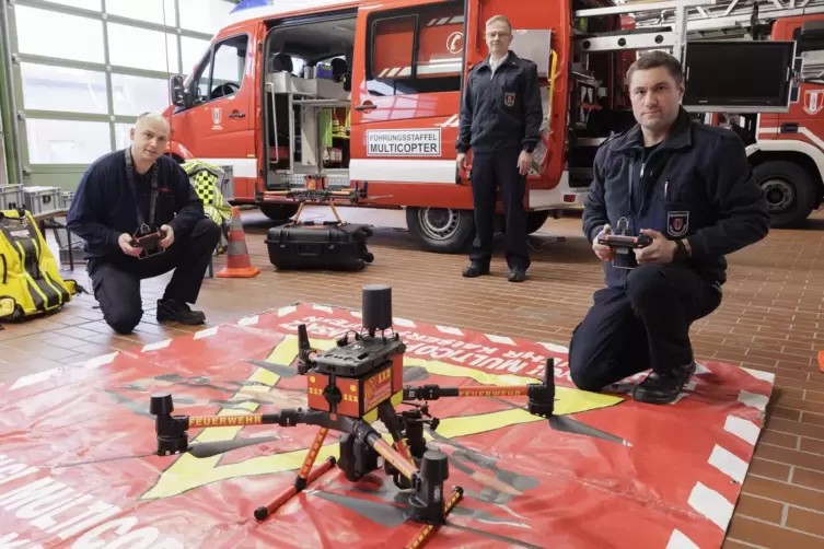 Posieren nur fürs RHEINPFALZ-Foto mit dem Multikopter in der Feuerwache (von links): Mark Denzer, Jürgen-Heinrich Mayer und Dani