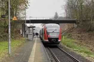 Wenn ein zweites Gleis gebaut werden soll, müsste die Brücke an der Haltestelle Mozartstraße abgerissen werden.