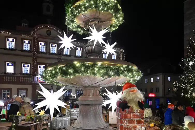 Im Lichterglanz: der Königsbrunnen auf dem Marktplatz. 