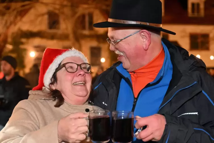 Glühwein geht immer: Hier lassen ihn sich Esther Lechner und Michael Blumenstiel auf dem Diedesfelder Weihnachtsmarkt schmecken.