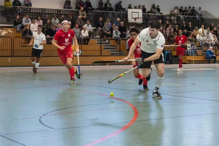 Der Dürkheimer Julias Neu, hier im Heimspiel gegen den Kreuznacher HC, am Ball. 