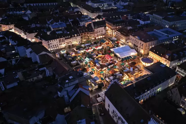 Der Landauer Thomas-Nast-Nikolausmarkt ist, aus der Ferne betrachtet, so stimmungsvoll wie jedes Jahr. Nur die Preise schlagen m