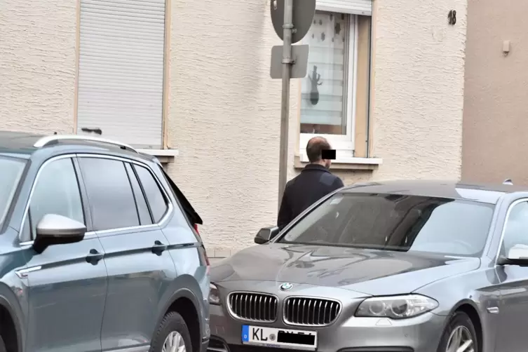 Ein Polizeibeamter von der Kriminalinspektion Kaiserslautern am Dienstagmorgen in der Friedrich-Ebert-Straße. 