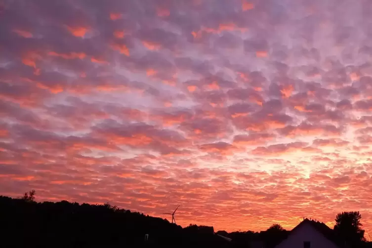 Von Orange bis Lila: Wunderschöne Farbpalette am Himmel. 