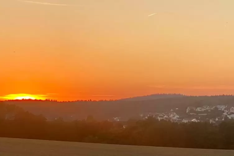 Die Sonne geht über Hochspeyer unter.