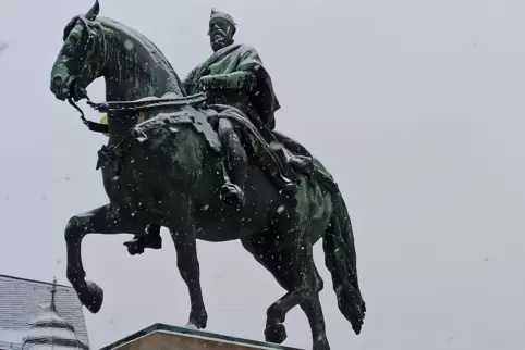 Mütze auf: Prinzregent Luitpold, der über dem Landauer Rathausplatz thront, war auf den Wintereinbruch gut vorbereitet. 