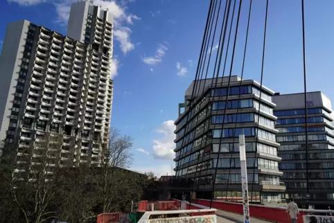 Der höhere Wohnturm bleibt, der Büroturm soll abgerissen werden.