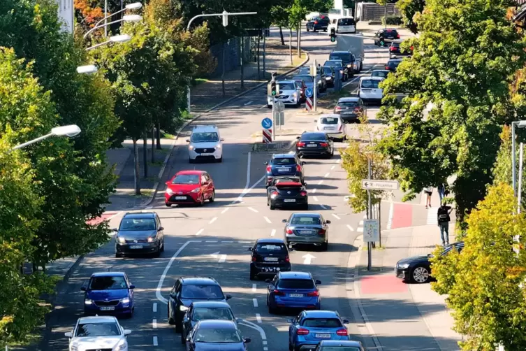 Viel los: Verkehr in der Dudenhofer Straße