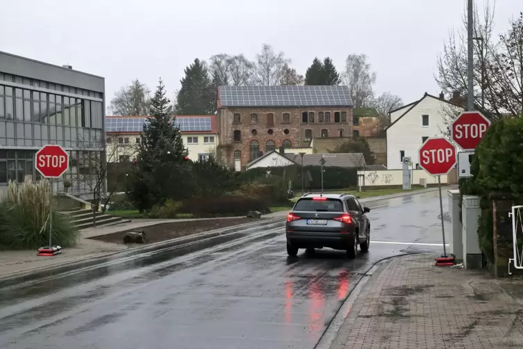 Im Einmündungsbereich Oselbachstraße / 22er Straße befinden sich drei Stop-Schilder. 