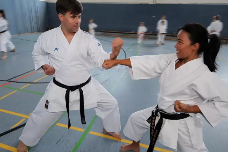 Trainerin Kim Thu Le-Nethe vom Shotokan Karate Dojo Spira, ein älteres Foto von ihr mit Verbandstrainer Marcus Gutzmer, freut si