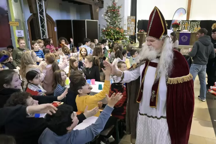 High five vom Nikolaus: In der evangelischen Jugendkirche im Waldhof ist aber nicht nur am 6. Dezember viel Leben.