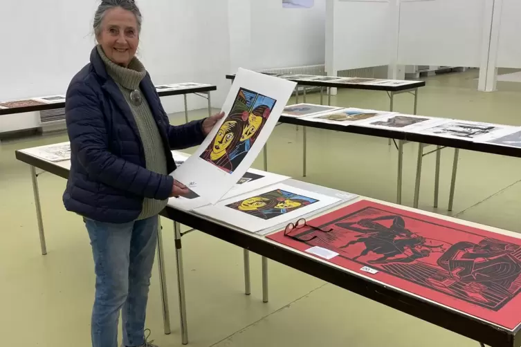 Hanne Korb, die Vorsitzende der „Vereinigung Pfälzer Kunstfreunde“, mit einem der Druckgrafik-Werke, die am Samstag und Sonntag 