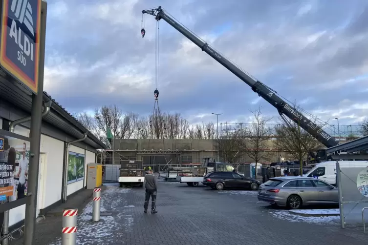 AUf dem Parkplatz der Aldi-Filiale in der Daimlerstraße soll ein neuer dm entstehen. 