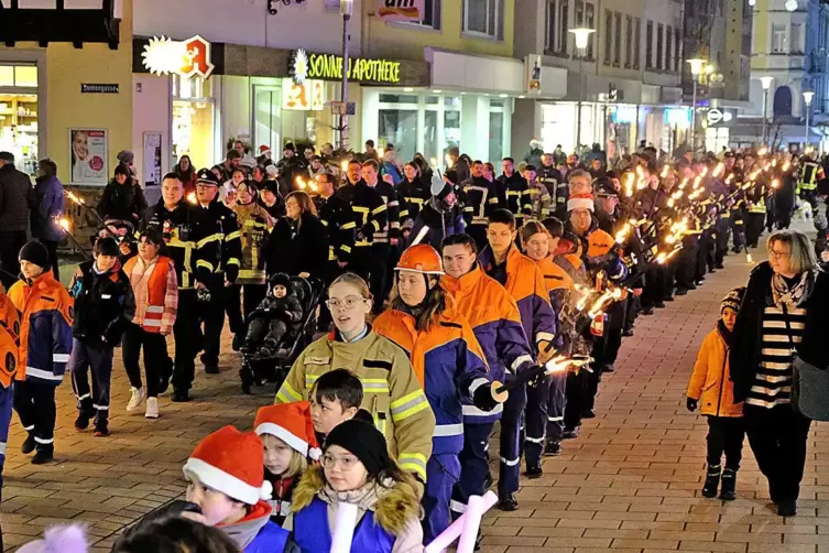 Fackelzug der Feuerwehr durch die Fußgängerzone.