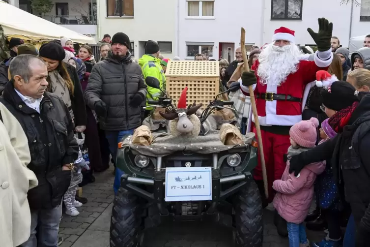 Rasanter Auftritt im vergangenen Jahr: Der Nikolaus kam mit einem Quad auf den Studernheimer Schulhof.