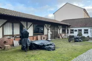 Gebäude wie den Kutschenschuppen und das rechts angrenzende Mehrzweckgebäude hält Museumsleiter Lawall für abrissreif. Die davor