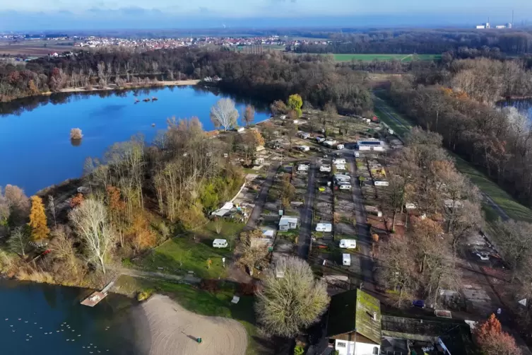 Campingplatz am Lingenfelder Baggersee: Die meisten Parzellen sind geräumt, aber auf etlichen stehen auch noch Wohnwagen. Den Pä