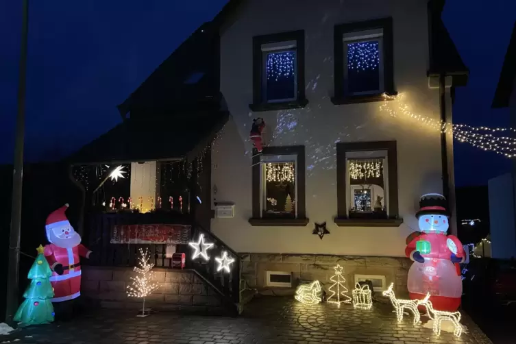 Bis 6. Januar erstrahlt das Anwesen in Haschbach durch bunte Weihnachtslichter. 