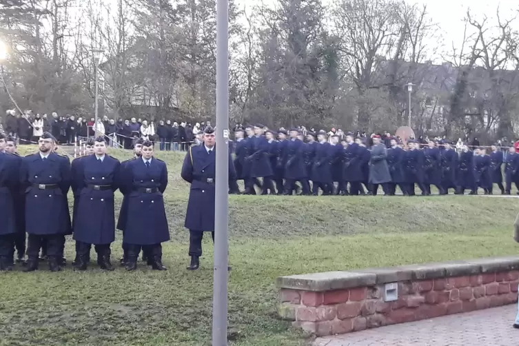 400 Rekruten treten im Stadtpark zum Gelöbnis an.