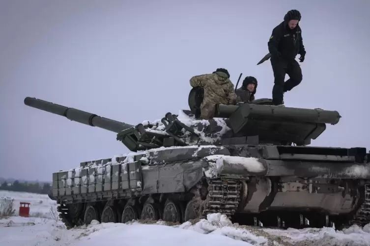 Ukrainische Soldaten üben an einem Panzer während einer militärischen Ausbildung.