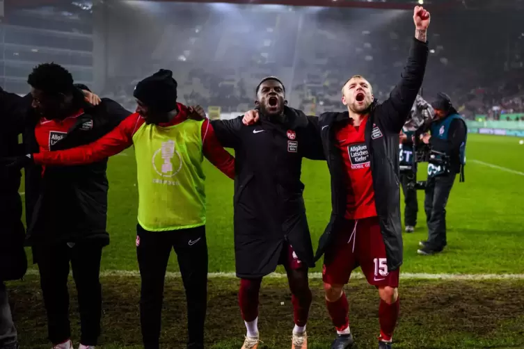 Feierbiest: TymoteuszPuchacz (ganz rechts) lässt sich von den Fans auf der Westtribüne besingen.