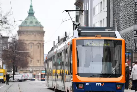 Die Linie 5A verkehrt vor 9 Uhr und nach 14 Uhr nur zwischen den Haltestellen Mannheim Hauptbahnhof und Heddesheim Bahnhof. 