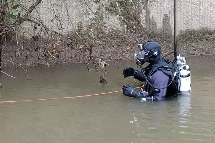 Polizeitaucher aus dem Saarland suchen in Höhe der Hornbachbrücke am Netto in Bubenhausen vermutlich die Tatwaffe im Bubenhauser