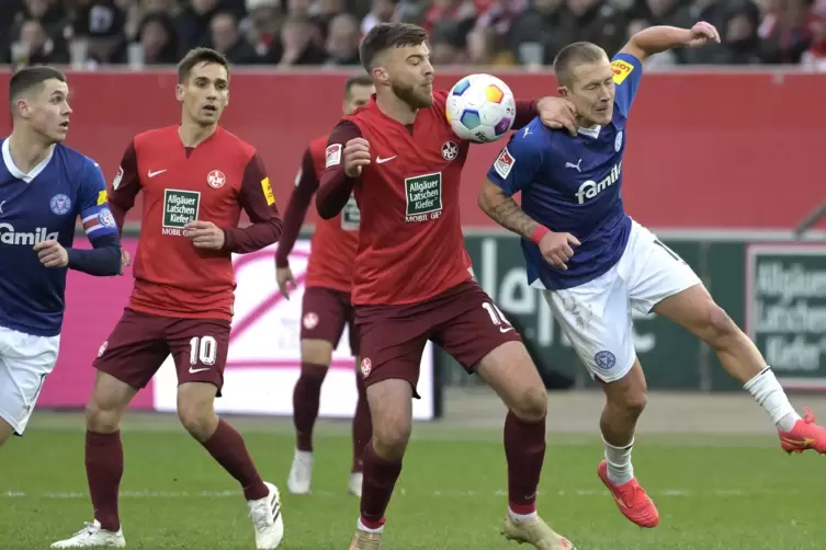 Er fehlt aufgrund eines Magen-Darm-Infekts: Julian Niehues (Zweiter von rechts): Daneben: der Kieler Lewis Holtby. 