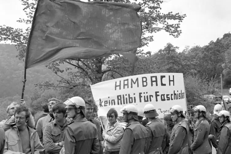 Gegendemo am Schloss, als hoch oben im Mai 1970 die Deutschland-Stiftung den Konrad-Adenauer-Preis verlieh. 