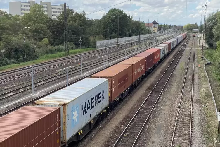 Müssen im Moment noch in Oggersheim rangieren, bevor sie auf das Gleis Richtung Kombi-Terminal oder nach Norden fahren können. 