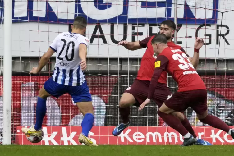 Die Entscheidung: Marc Oliver Kempf (links) drückt den Ball zum 1:2 über die Linie. 